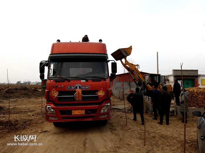 大货车来村里拉玉米了.张明皓摄