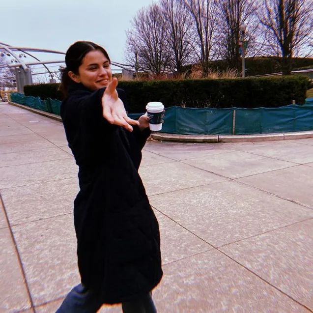 继而赛琳娜妈妈也为女儿拍摄了单人照,在照片中,赛琳娜无惧素颜大方