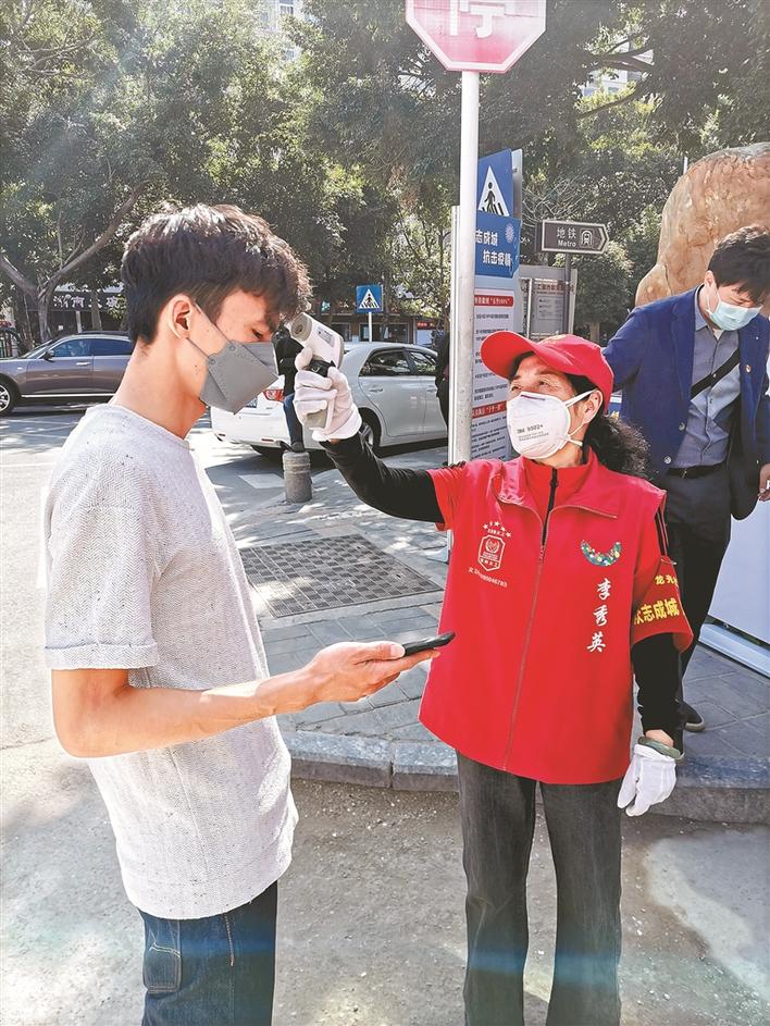 上阵"祖孙兵" 暖心"红马甲""志愿者之城"深圳发起抗疫人民战争