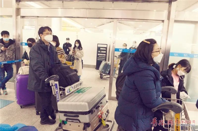  2月25日，从韩国抵达青岛流亭国际机场的乘客。记者 傅学军 摄