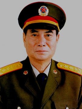 这位国防部长没有脚后跟