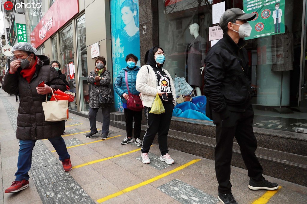 上海：市民脚踩“一米线”排队购物