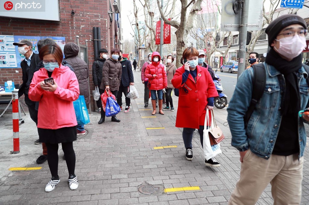 上海：市民脚踩“一米线”排队购物