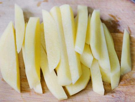 炸薯条时别直接入冰箱冷冻多加1个步骤土豆条脆爽还不粘锅