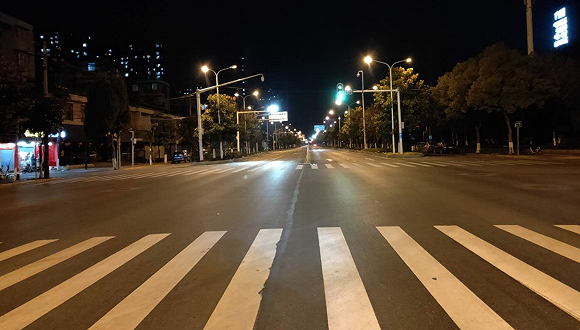 图为武汉街头夜间。图由骑手郭峰拍摄。
