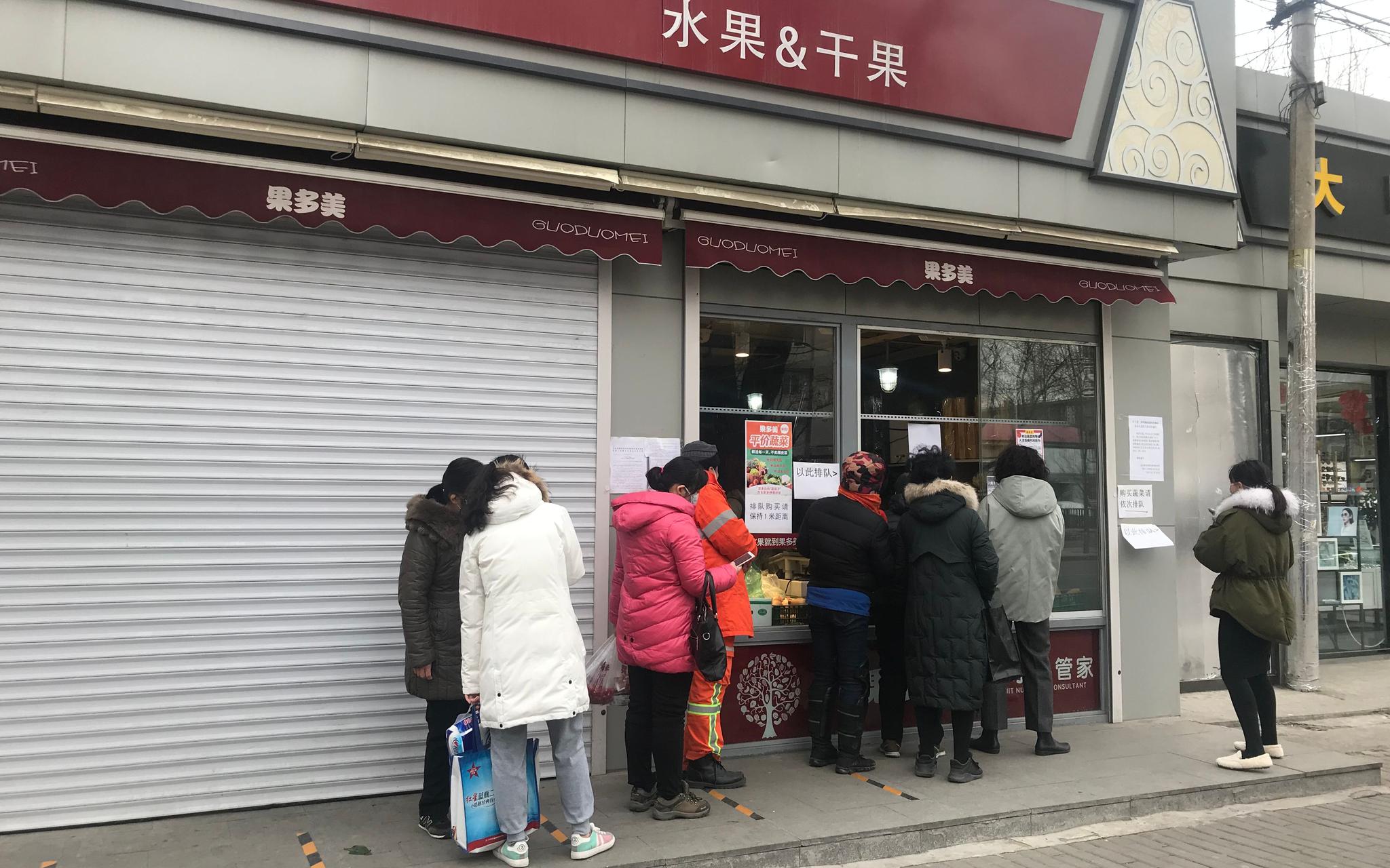 防疫探访│部分超市称重台前顾客扎堆,结账间距近缺疏导