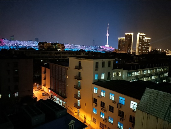 2月21日，江西医疗队护士吁慧娜拍下武汉市第五医院住院部窗口外的夜景。当天是她来到武汉的第26天。@嗨嗨妮大人