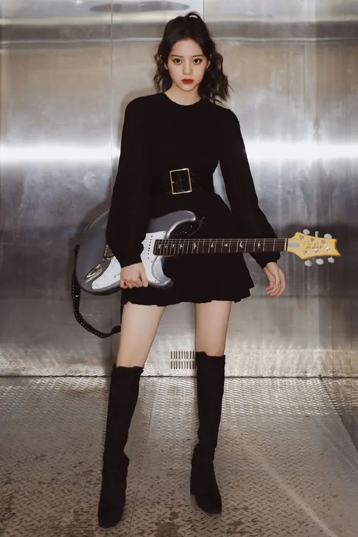 20岁欧阳娜娜打扮显成熟一袭碎花裙娇俏迷人脚踩黑靴甜中带酷