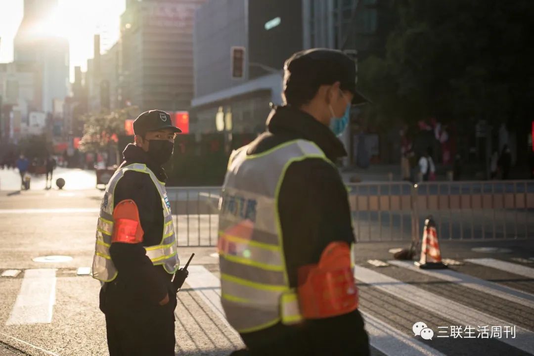 2月20日的上海街头，疫情是个突发事件，上海的处理却井然有序