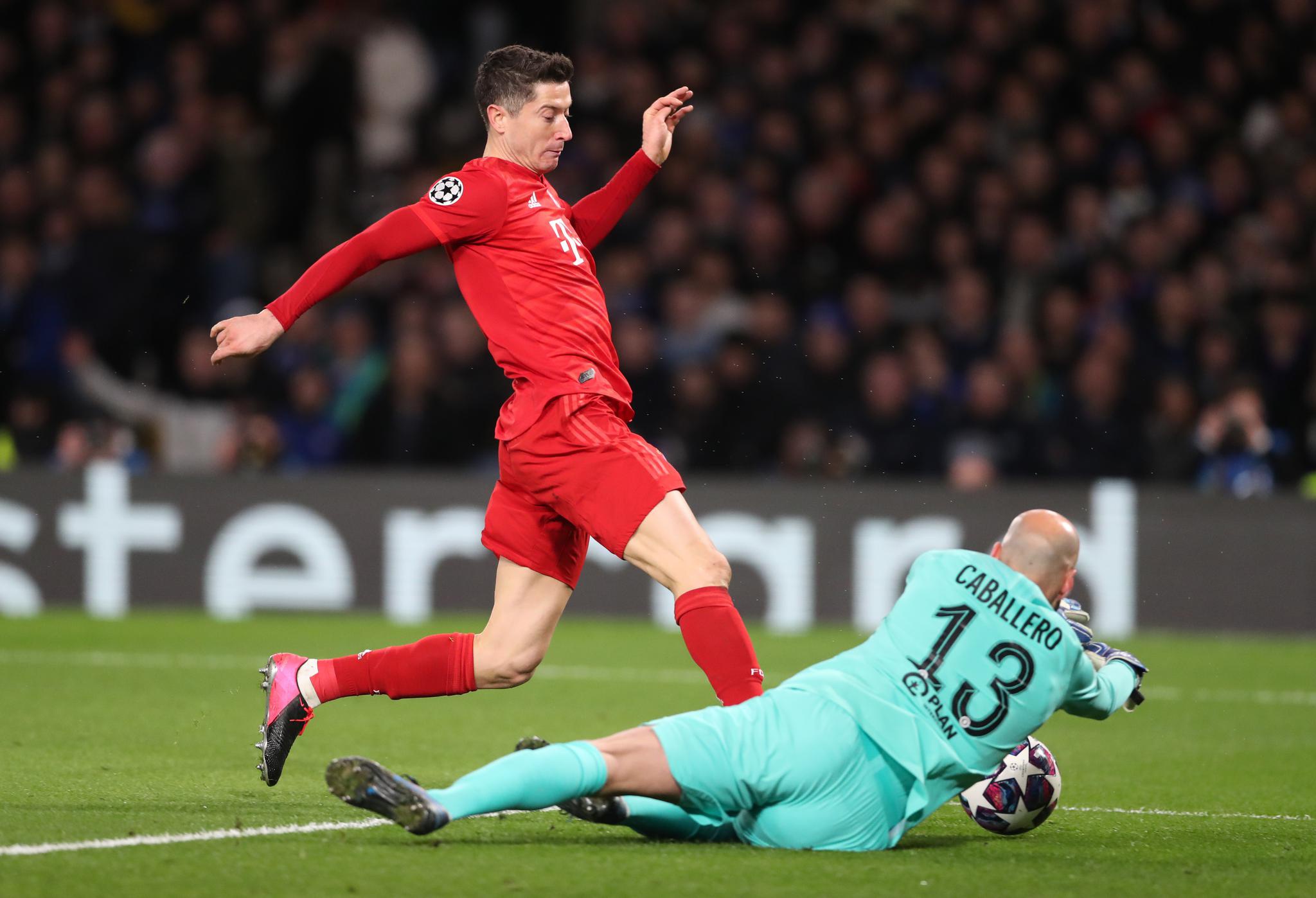 莱万受伤将缺席四周比赛