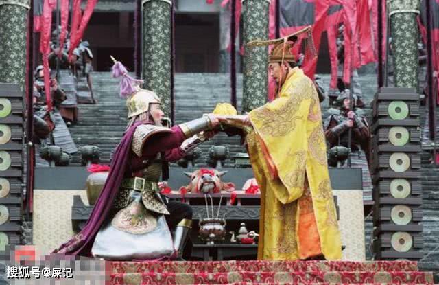 因溜须拍马深受皇帝喜爱,带兵出征战败回京,却死于曾经讨的赏