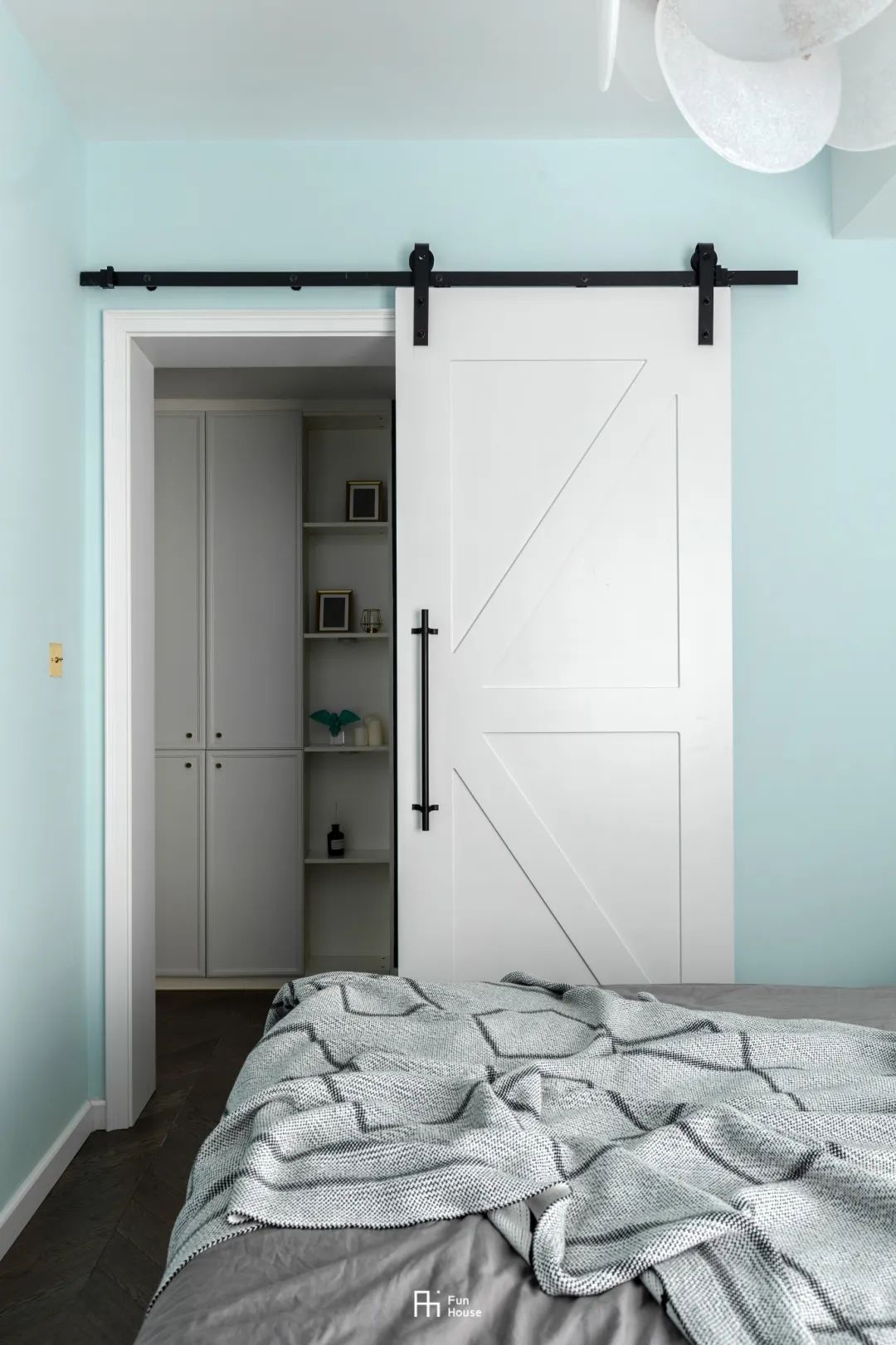谷仓门后的衣帽间空间,让卧室显得优雅大方的同时,也更加实用精致.