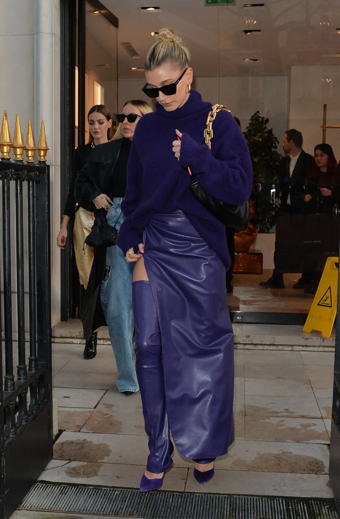 海莉婚后气质太出众,紫毛衣搭开叉皮裙,一双过膝皮袜穿出超模腿