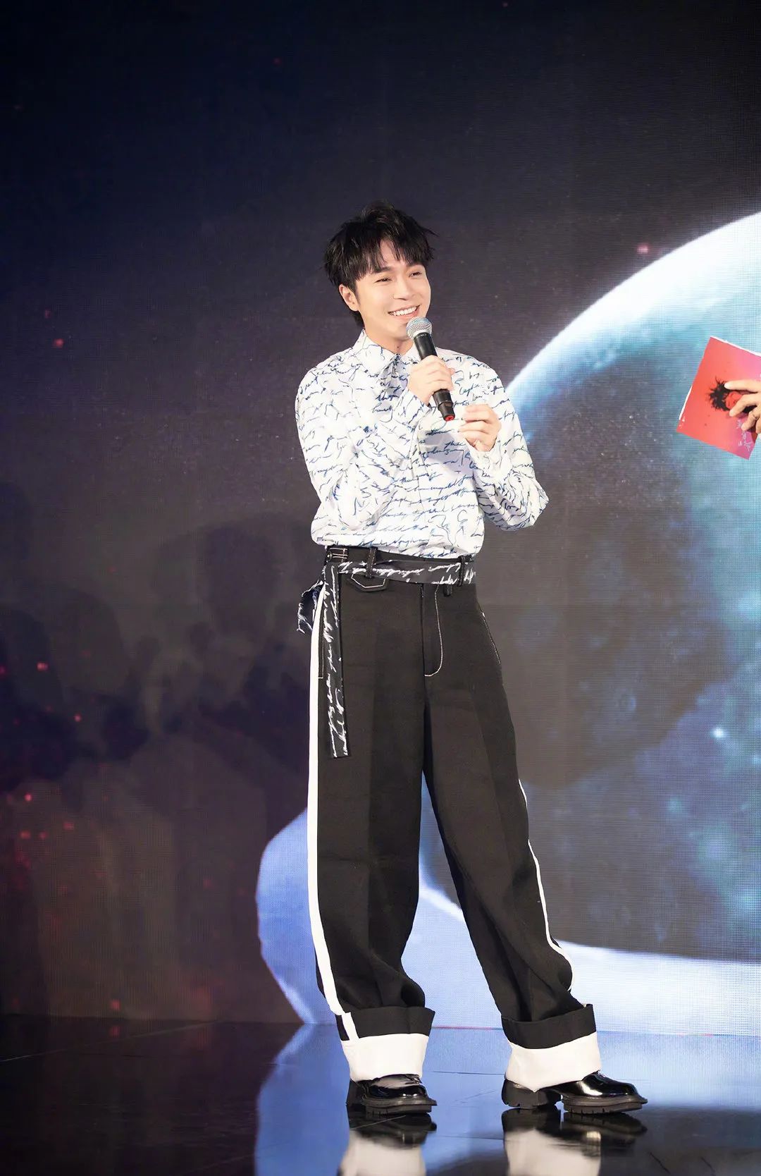 田馥甄登山露素颜t恤牛仔裤身材苗条同框吴青峰不像两个80后