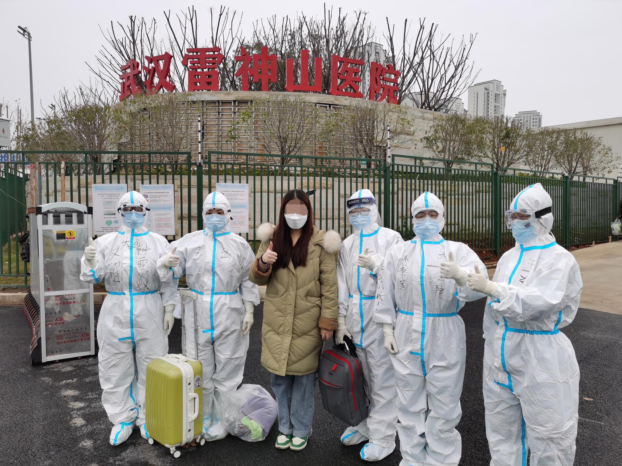 武汉雷神山医院32名新冠肺炎治愈患者同日出院