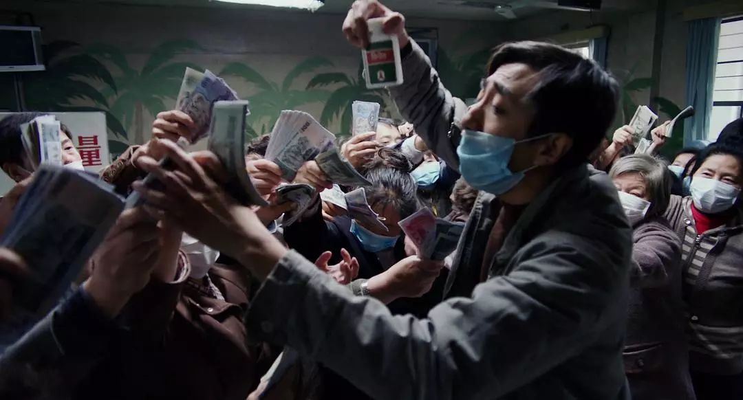 他在印度坐着三轮车狂奔,就为了抢3000个口罩