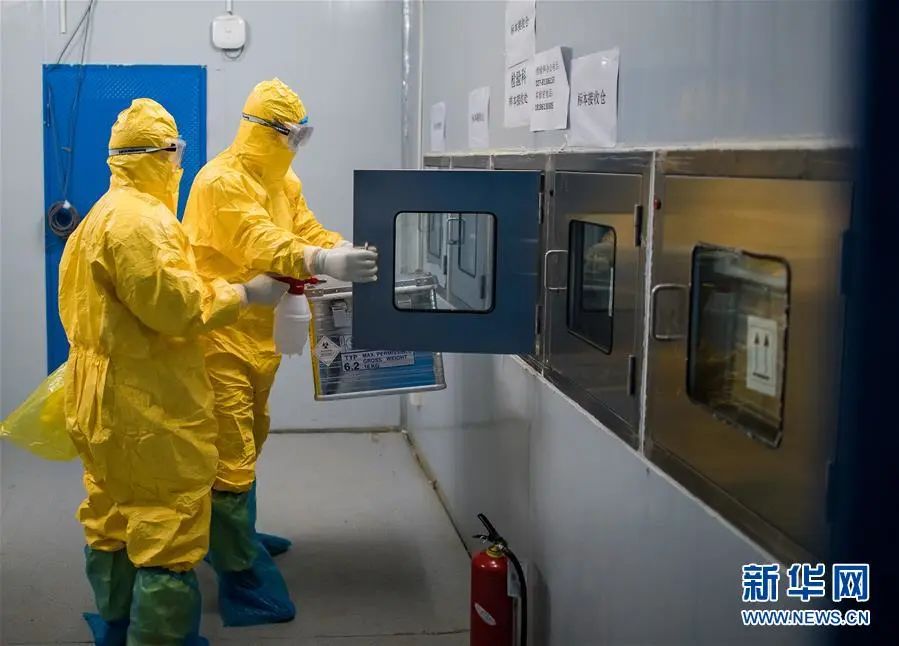 病毒样本放置车内后进行消毒将收取的样本箱通过运输窗递进样本接收室