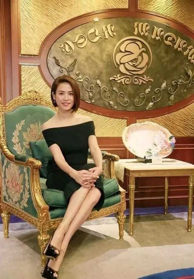 宣萱也中年发福,生图满脸油腻,虽显老可49岁脸却没一点皱纹!