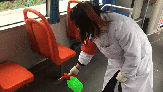 随车检疫员为车内每个角落进行消毒。实习记者李珊珊 制图