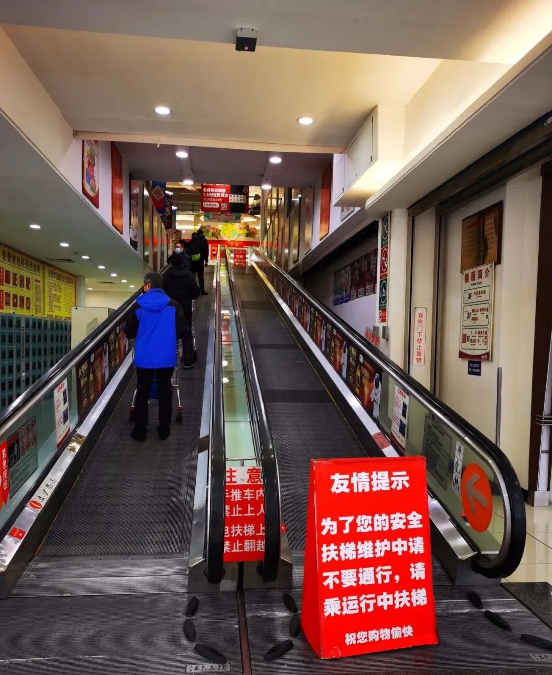 顾客们在乘坐扶梯时会自觉留出一定的空间并且会自觉佩戴口罩进门后会