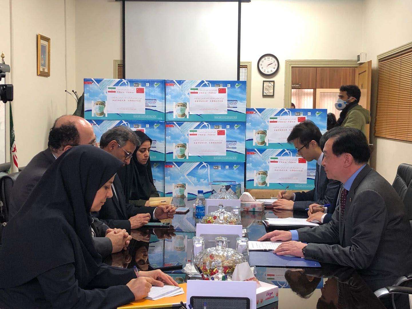 中国驻伊朗大使馆和在伊中资企业向伊卫生部捐赠口罩
