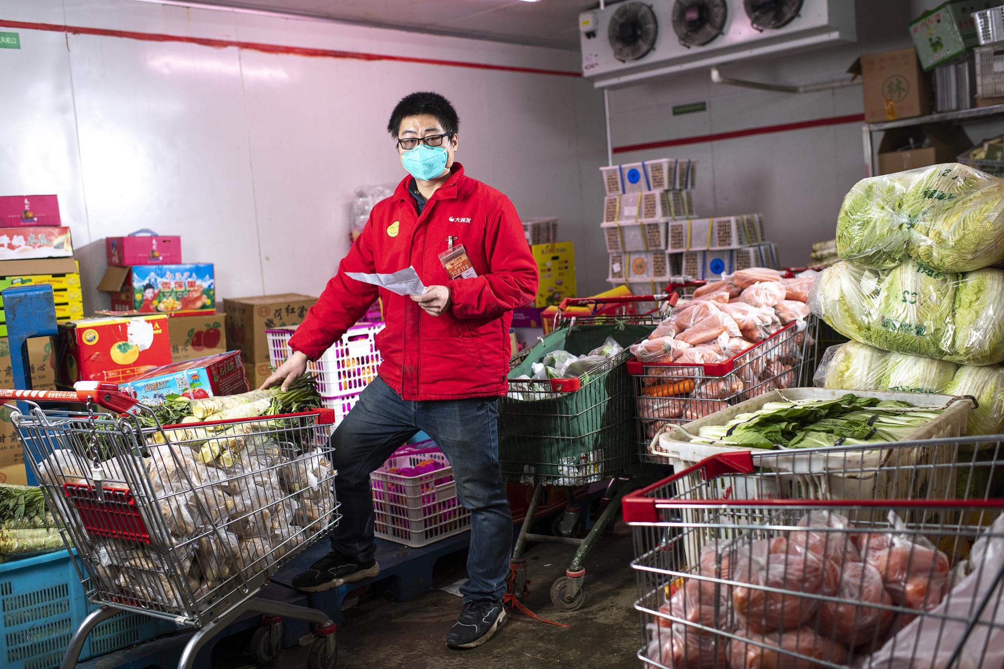 37岁的江西人周卫,是大润发超市武汉姑嫂树店的蔬果课主管.