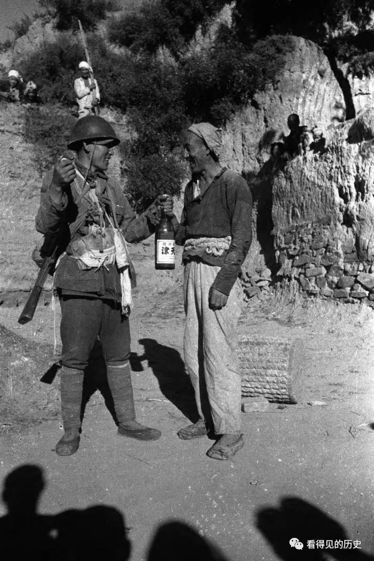 美国摄影师镜头下的的八路军 没有枪没有炮 敌人给我们造