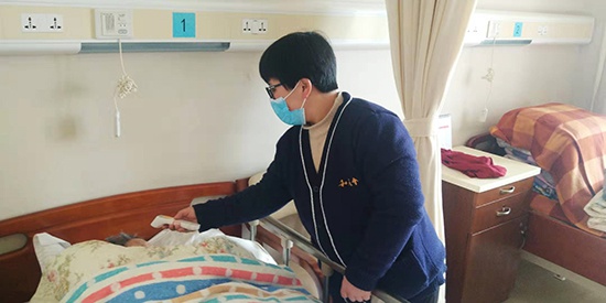 养老院护工24小时照护与老人共同战疫