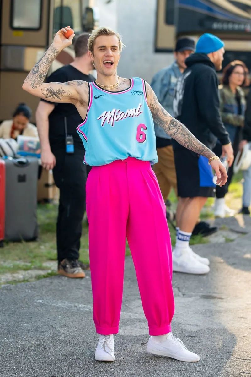 比伯梳背头拍mv,穿花衬衫英俊帅气,换球衣配粉裤穿出满满少年感