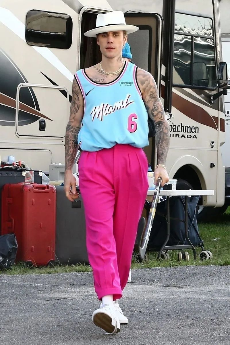 比伯梳背头拍mv,穿花衬衫英俊帅气,换球衣配粉裤穿出满满少年感