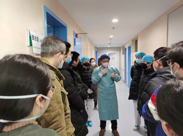 同济医院院感科赖晓全主任对医疗队员进走现场培训。同济医院院感科供图