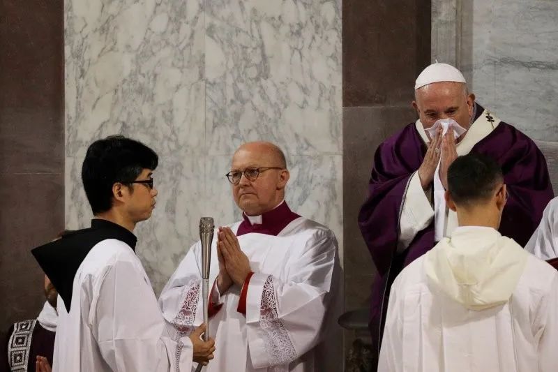 教皇方济各在周三的活动上擦鼻子。
