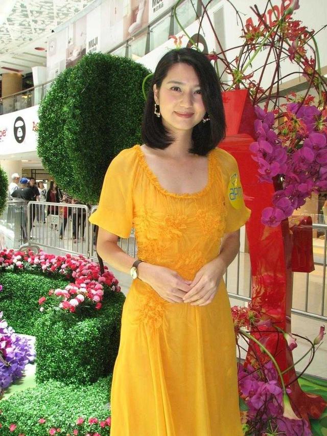 洪欣高颜值任性,身穿一袭黄色连衣裙高贵优雅,意外减龄又洋气