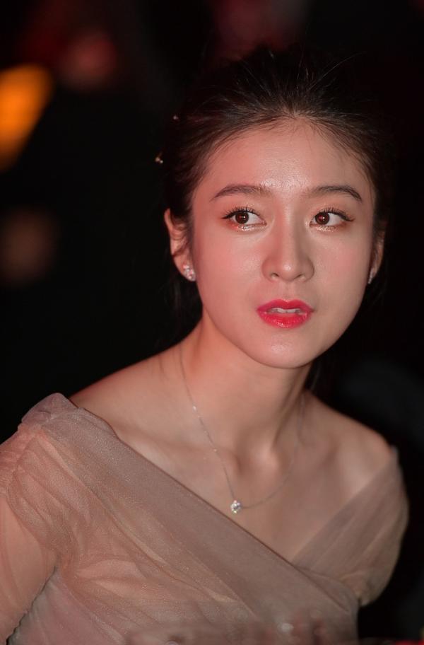 张雪迎穿薄纱长裙化身"小仙女" 笑容甜美露出虎牙十分可爱