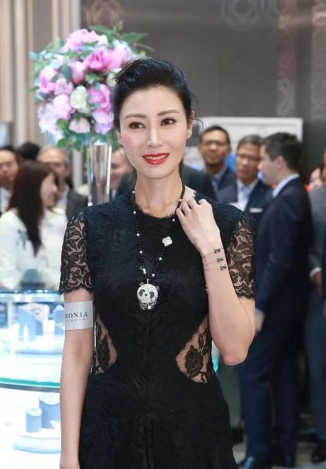 李嘉欣天生"高级"女神范,扎发配白色印花连衣裙,仙女气质十足