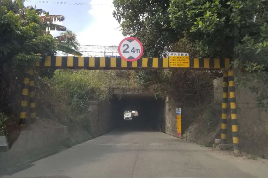 惊险厢式货车上桥被削头塘厦这些限高路段你知道几个