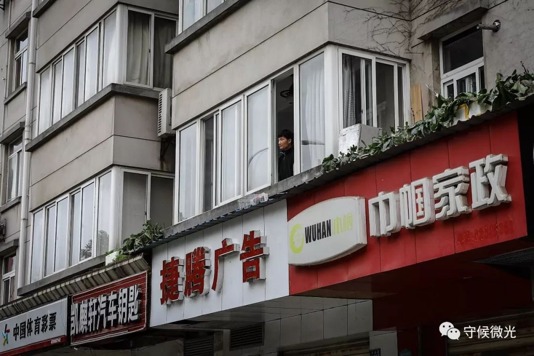 2月19日,百步亭社区,一位在窗口远眺的居民。中国青年报 赵迪/摄