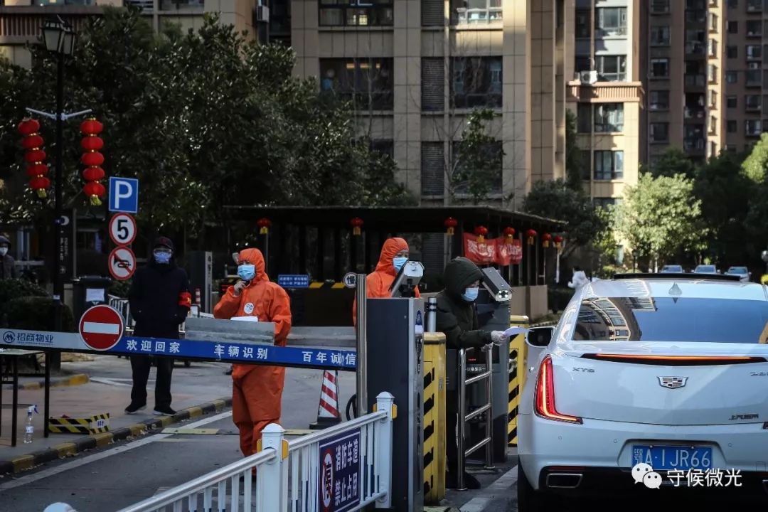 2月16日,湖北省武汉市,一家小区出入口,工作人员在对车辆进行登记核查。中国青年报 赵迪/摄