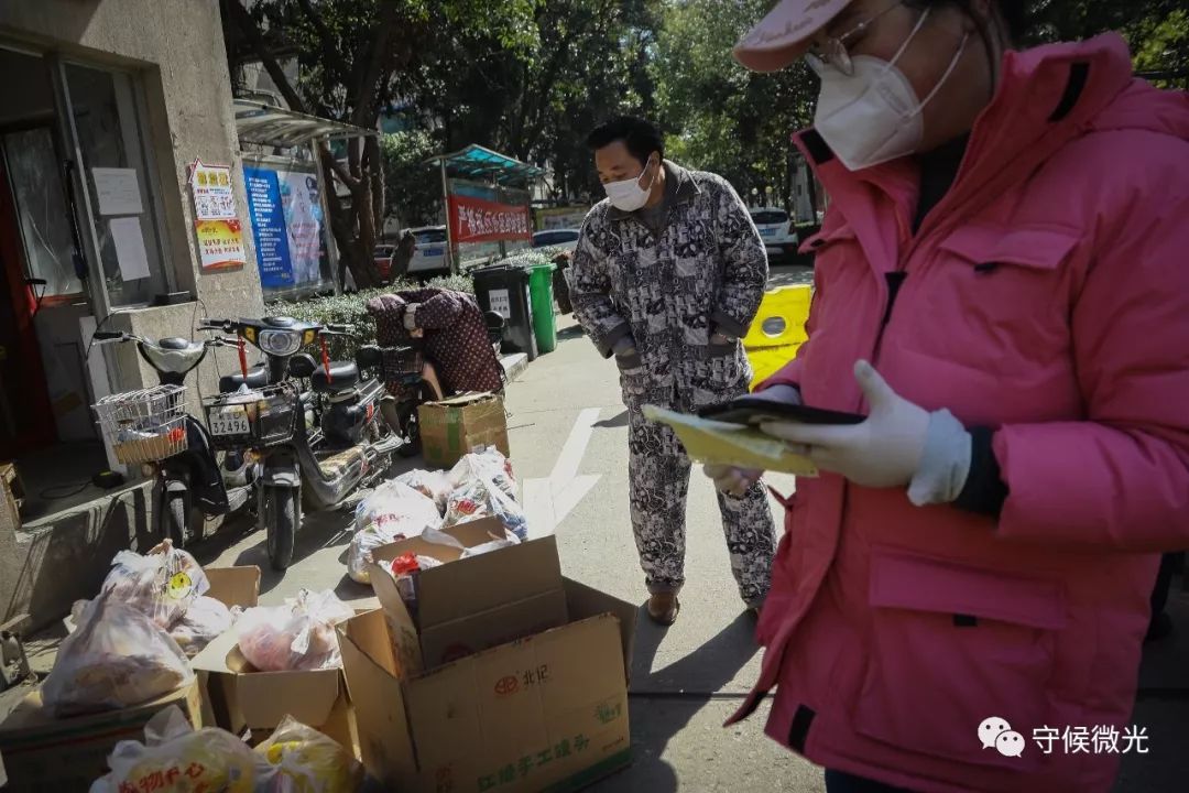 2月19日,百步亭社区一家小区门外,居民等待领取在网络上订购的蔬菜。中国青年报 赵迪/摄