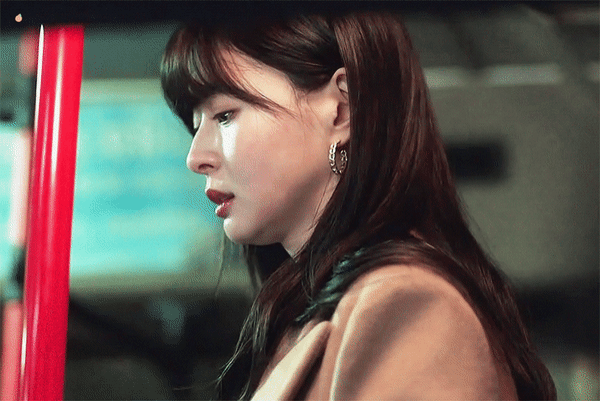 很多中国网友也表示:虽然女二是个坏女人,但因为权娜拉太好看而不能