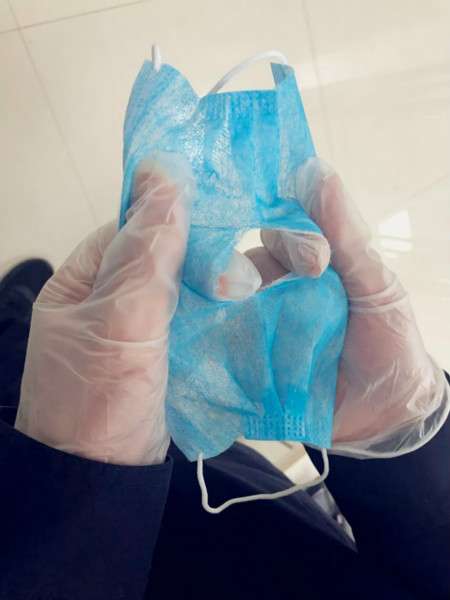 暗地里收购"三无"口罩,再通过朋友圈,微信群招揽客户后加价出售