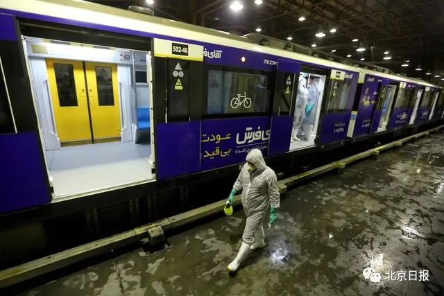 当地时间2月26日，在伊朗首都德黑兰，工作人员在为地铁车辆消毒。  新华社 图