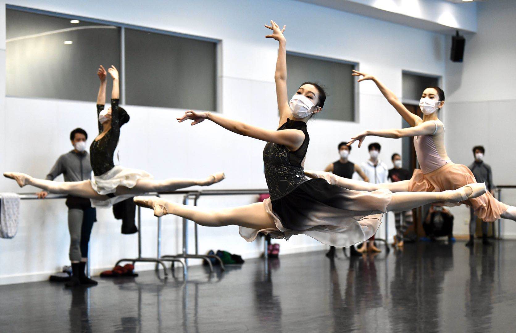 以往的公开课会邀请五六十位舞蹈爱好者走进排练厅,在上芭明星演员的