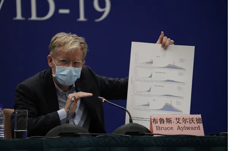 2月24日，世界卫生组织先遣组总干事高级顾问布鲁斯·艾尔沃德在北京举行的新闻发布会上展示图表。 新华社记者 邢广利  摄