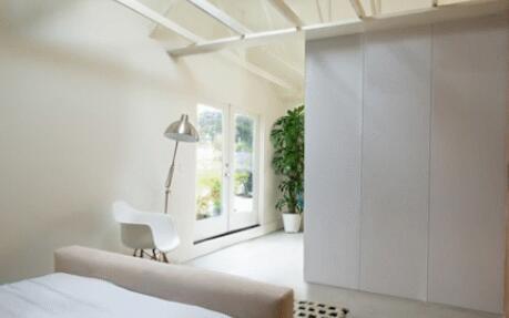 外国夫妻将车库改成住宅 餐桌 卧室 沙发 床全嵌在墙壁里 木柜子 车库 积木 新浪新闻