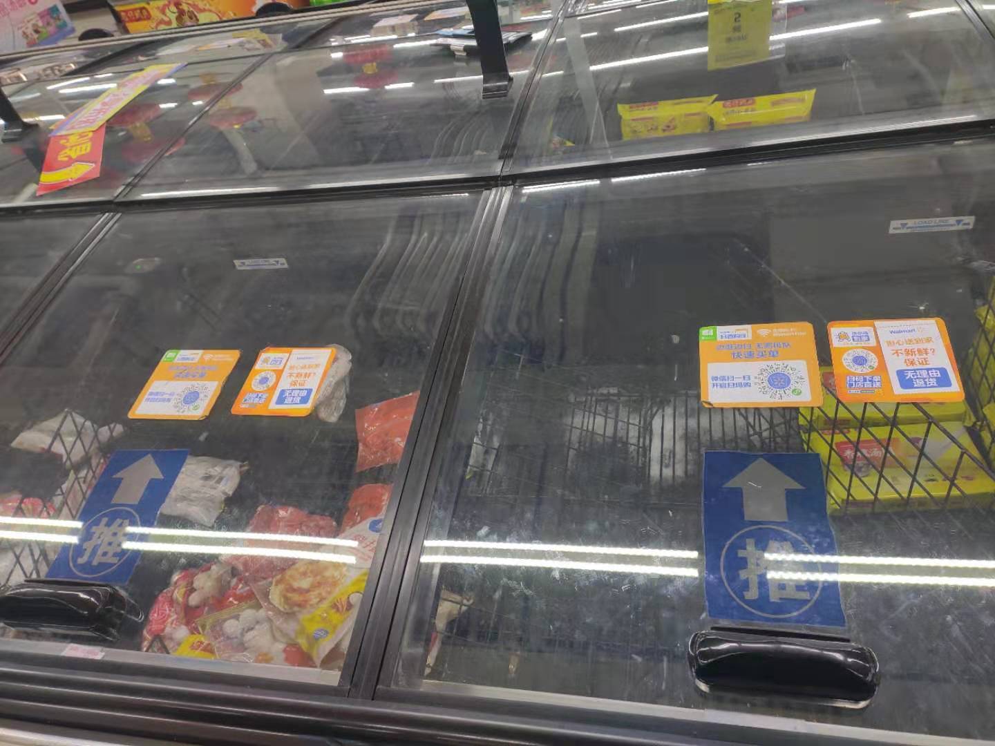 超市中几乎被抢购一空的货柜 图片来源：受访者供图