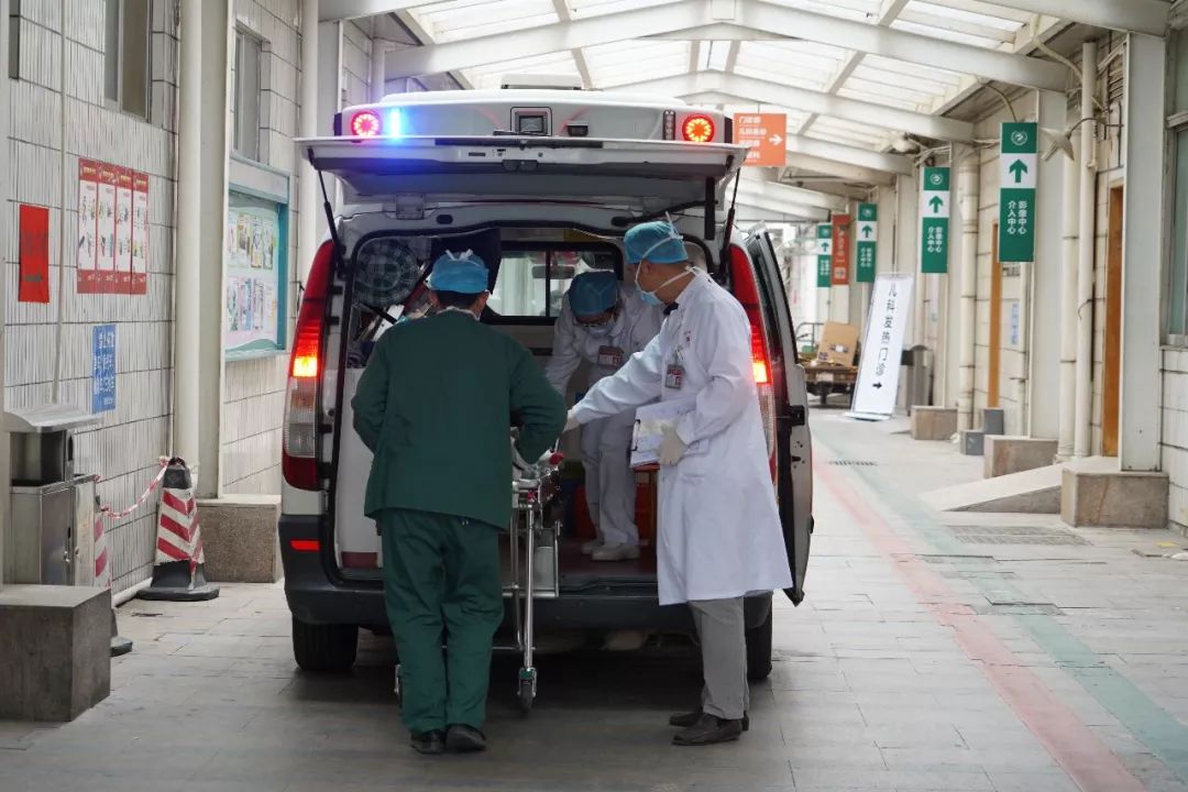 120急救车刚刚接回一名胸闷患者