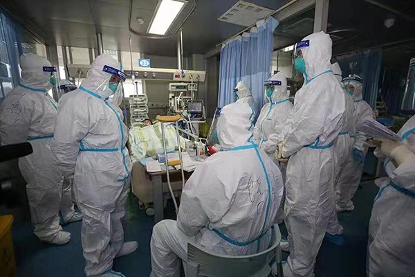 医生扭脚后坚持隔离病房工作,被称"拐杖医生"|医护人员|疫情_新浪新闻