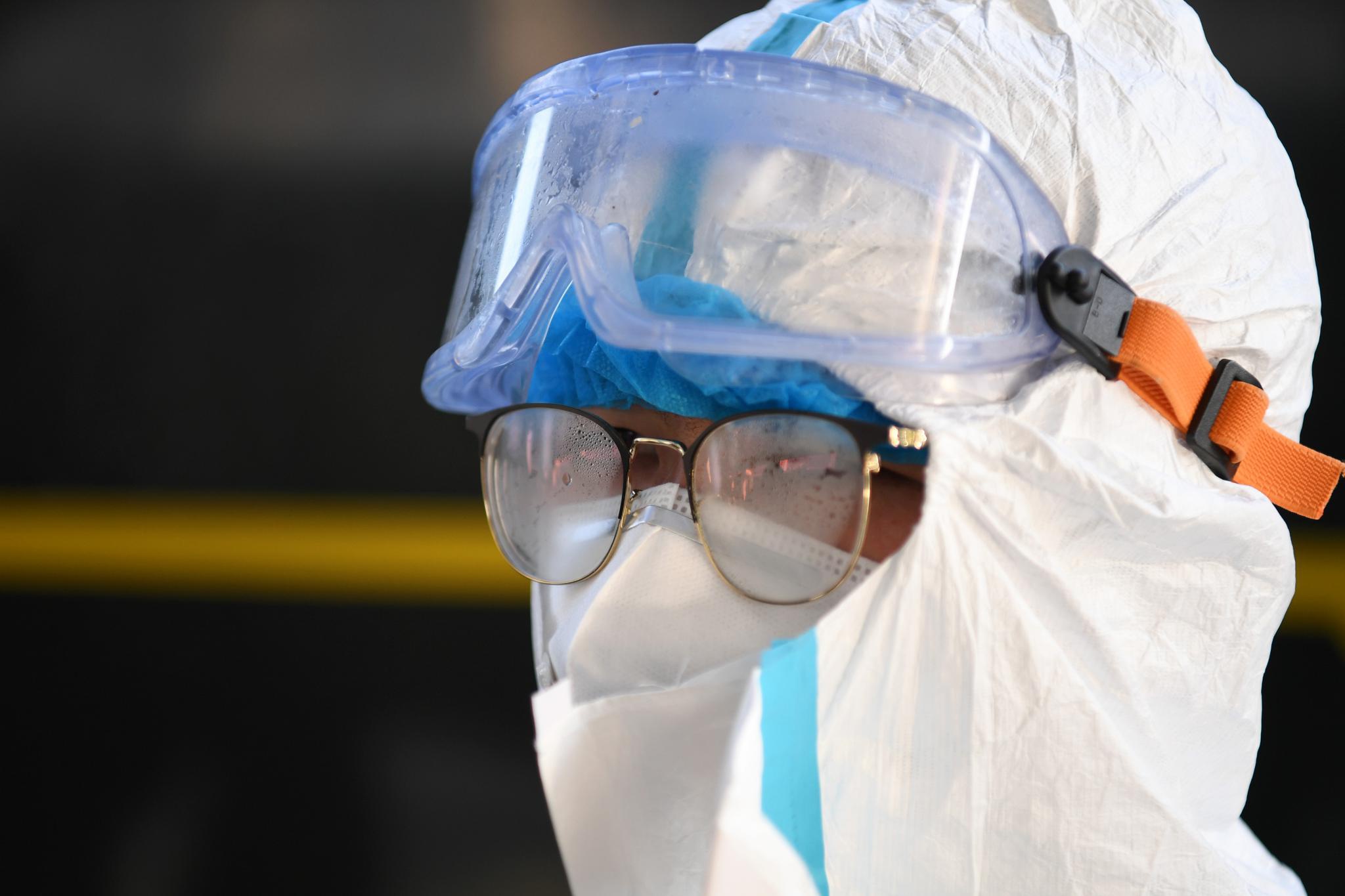 有限公司重庆车辆段联合重庆疾控所对列车进行严格细致的消毒防疫工作