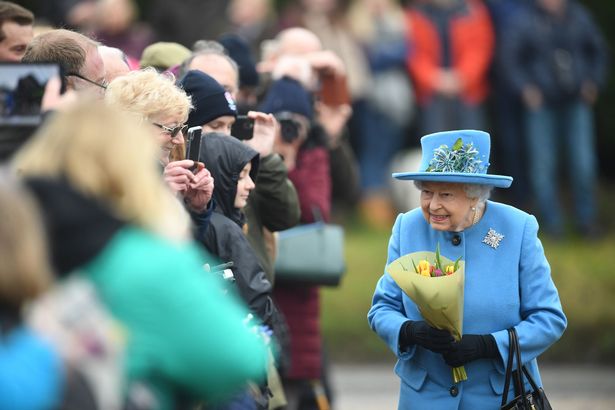 女王收到民众献花（图源：镜报）